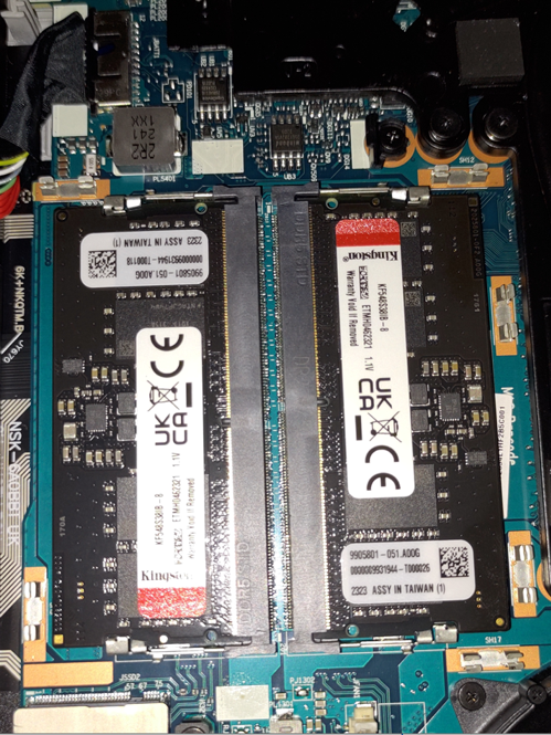 Imágenes 1: Que tal, la memoria RAM que tiene por de fabrica es una de 8 Gb DDR5, 4800MT con latencia de 40 CL. Yo cometí el error de instalarle una memoria adicional con las mismas especificaciones pero con latencia de 38 CL, por lo que no encendía la laptop. Tienen que tener las mismas especificaciones: DDR5, 4800 MT, y misma latencia (pueden ser de 38 CL o 40CL) si quieres que este en dual channel una memoria de misma capacidad (8 Gb). En mi caso yo instalé dos modulos de 8 GB  a 38 CL de la marca Kingston Fury Impact modelo KF548S38IB-8 y funciona perfectamente. Te dejo imagen. 